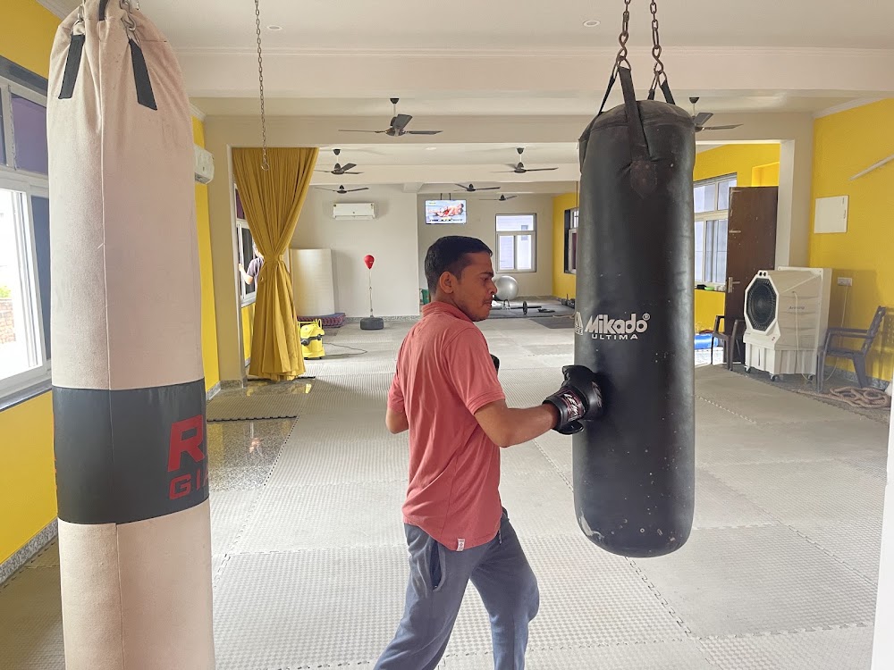 Throwing a punch at K MMA